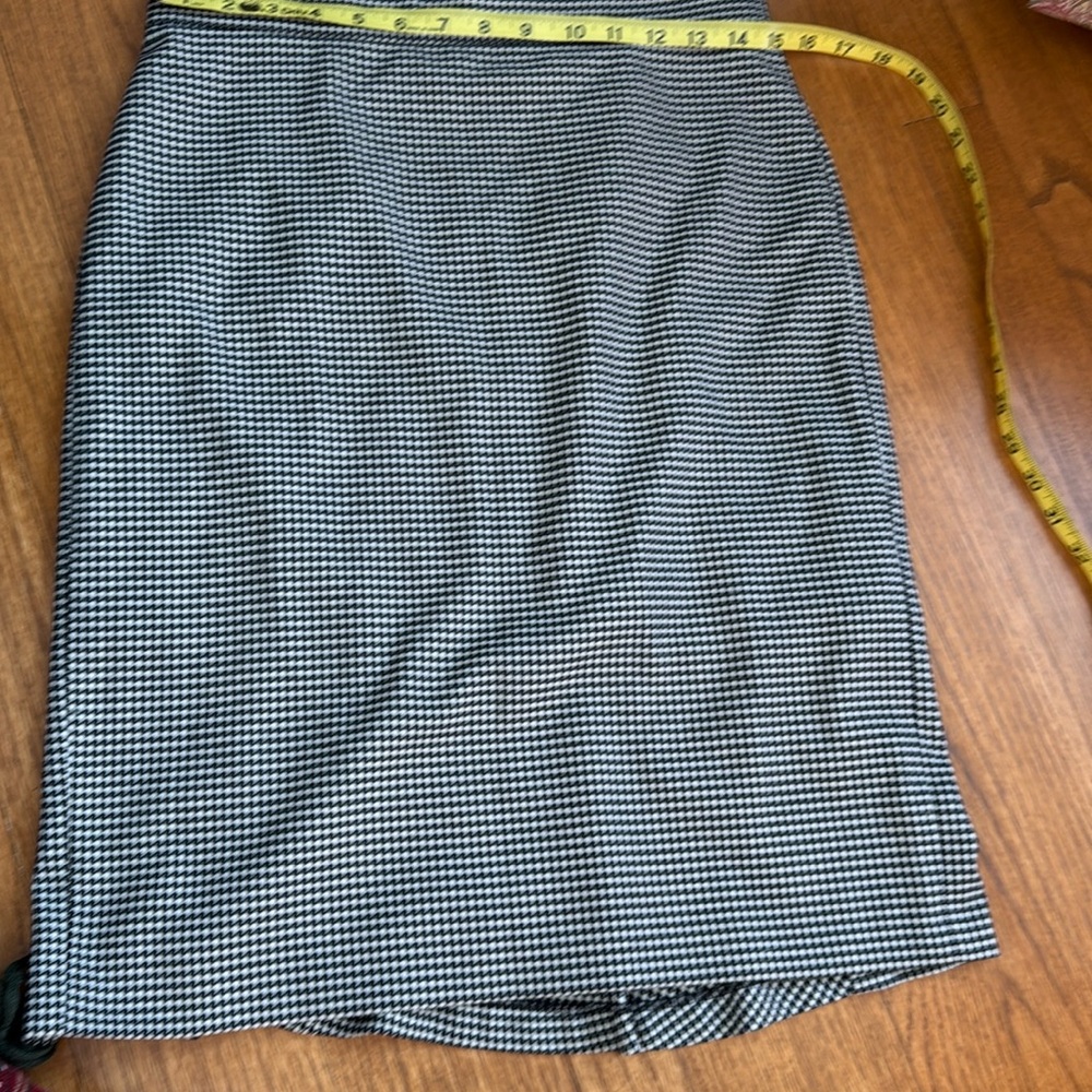 Ann Taylor pencil skirt black and white size 4 with cute detail on back.